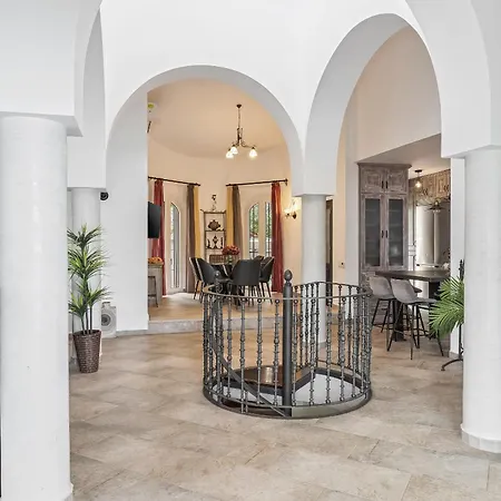 Villa Villa With Private Pool 5 Minute Walk To The Beach *